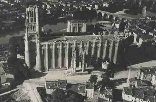 La cathédrale vue d'avion dans les années 1950